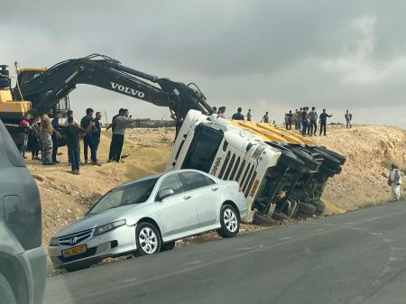‏انقلاب شاحنة على شارع 80 قريبا من مفترق تل عراد.
